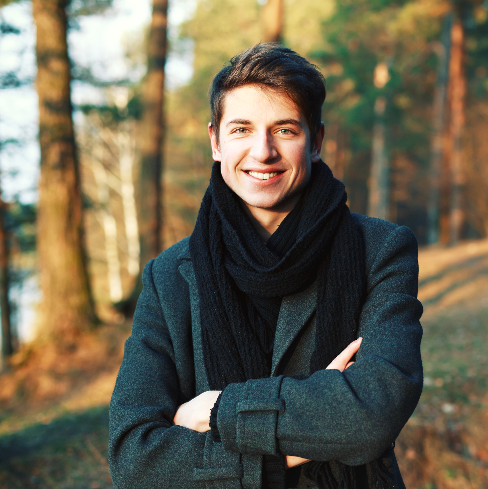 Mann mit Brille in braunem Pullover