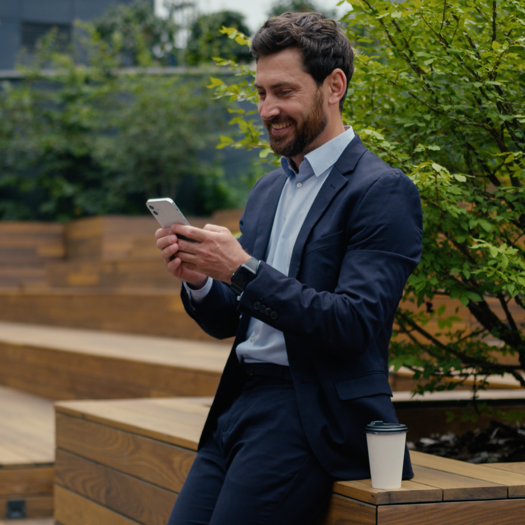 Tagesgeld Vergleich - Mann mit Smartphone und 2,85% Zinssatz Angebot