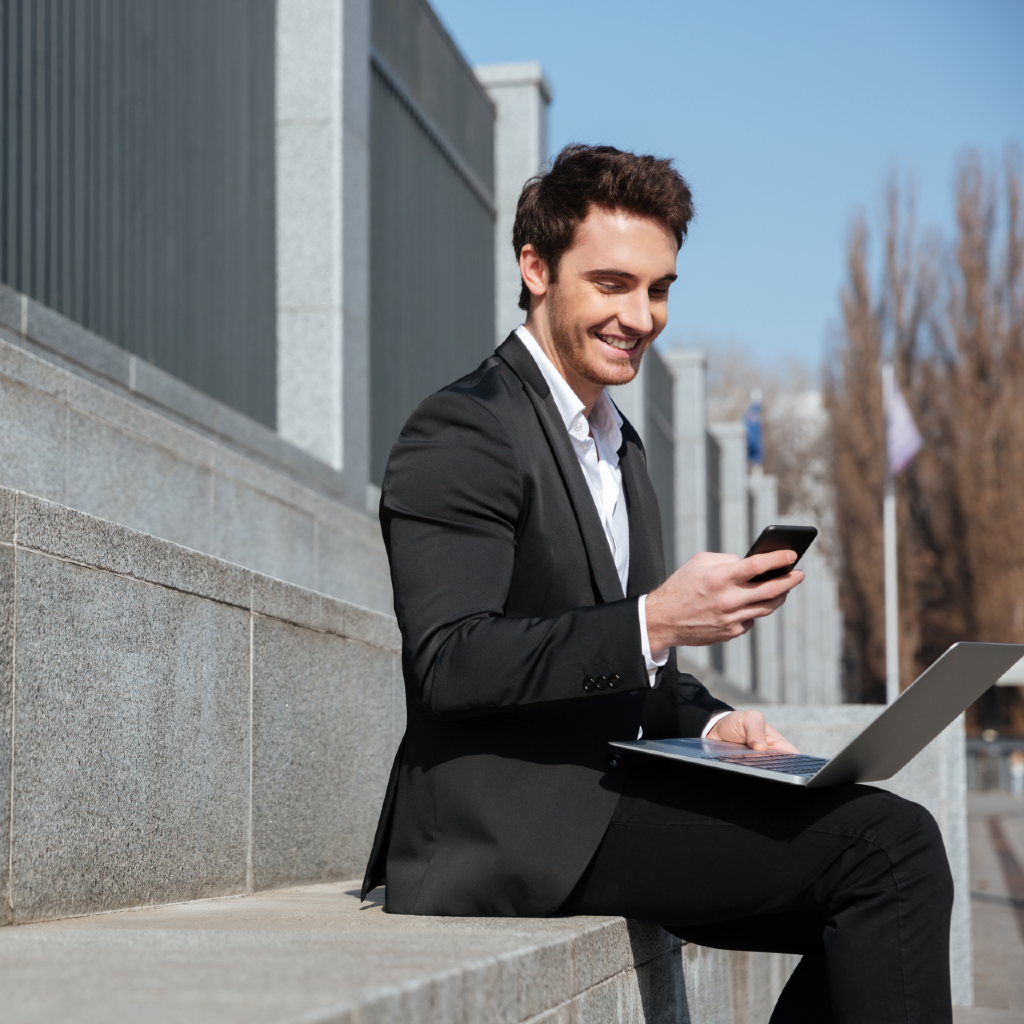 Mann mit Smartphone und 2,85% Zinssatz Angebot